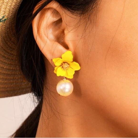 Beautiful White Flowers Earrings - Picture 3 of 4